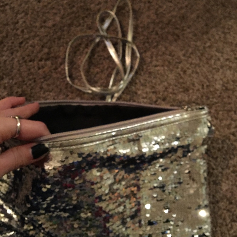 Nwot Multi Purpose Silver Flip Sequin Handbag - image 3